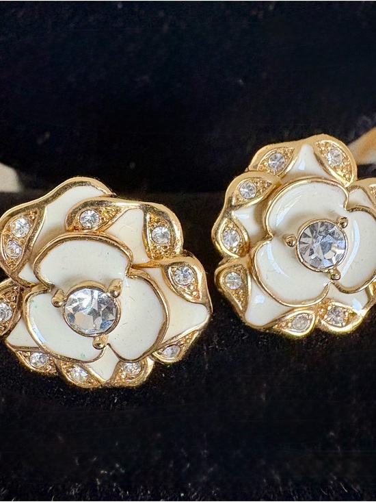 kate spade Jewelry - Kate Spade Classic Enamel Cream Flower Crystal Stud Earrings Gold Tone